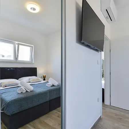 Vila Manuela With Heated Pool 400 Meters From The Sea - By Ta Leut Agency Vrsi