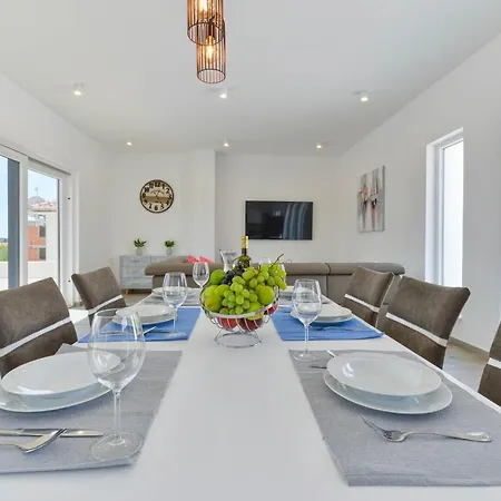 Manuela With Heated Pool 400 Meters From The Sea - By Ta Leut Agency Vrsi